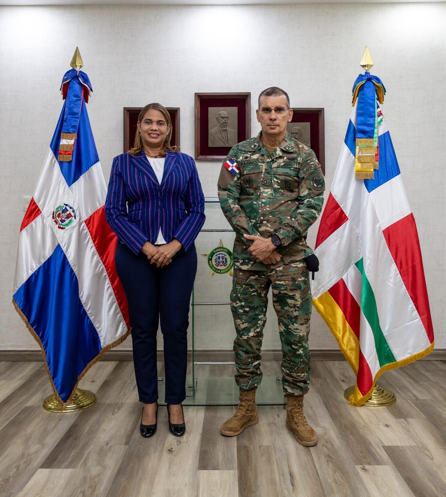 Comandante General recibió en su despacho la visita de cortesía de la Gobernadora Provincial de La Romana, Sra. Ivelisse Mercedes Méndez.