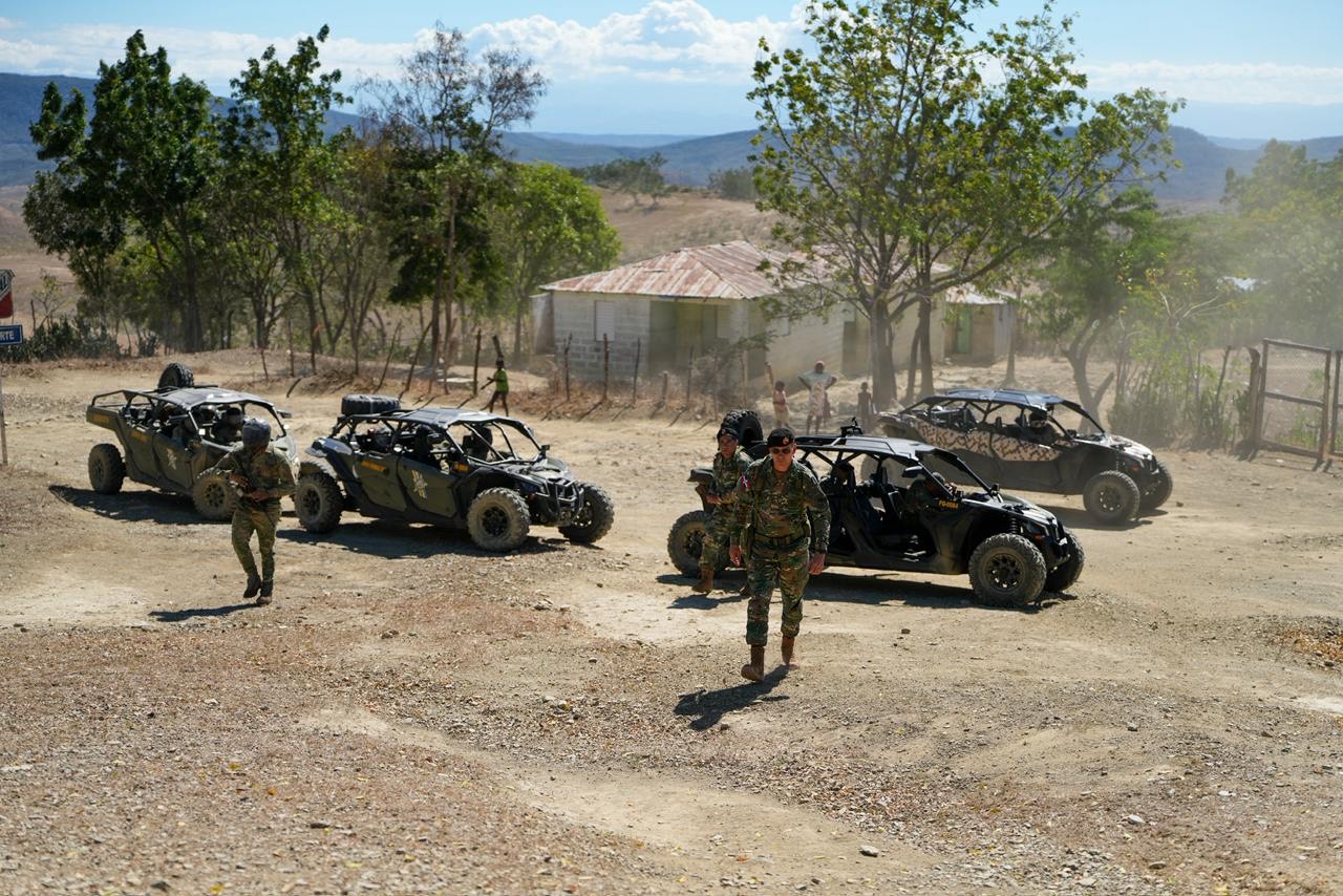 Comandante del Ejército recorre carretera internacional y unidades fronterizas en Elías Piña y Dajabón.