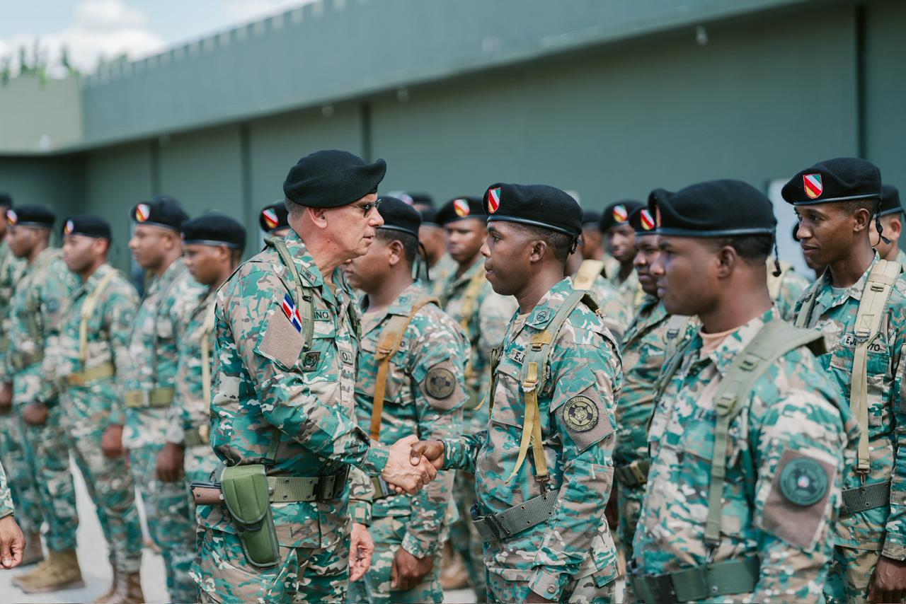 Comandante del Ejército recorre unidades fronterizas en provincias Independencia y Elías Piña.