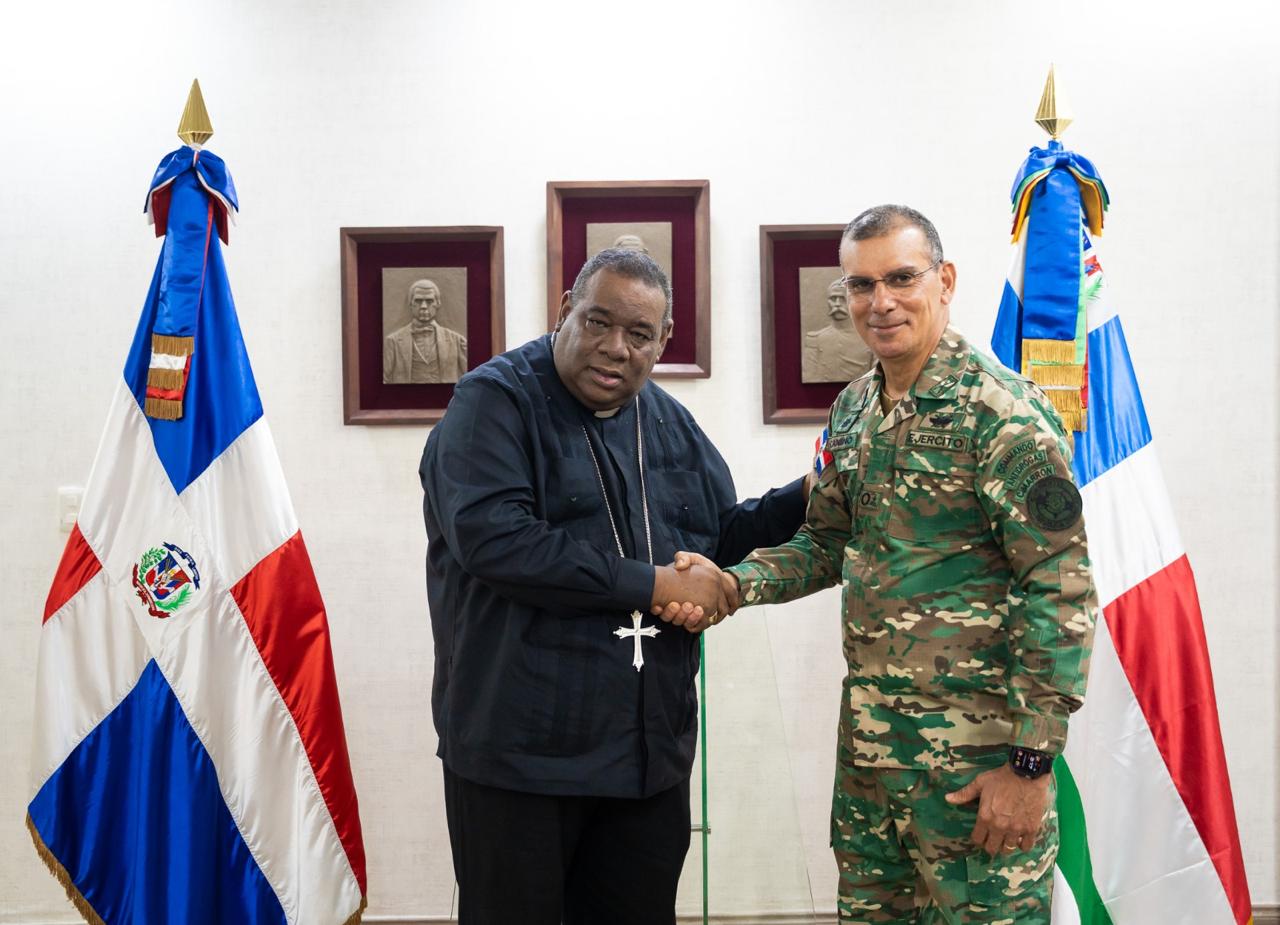 Comandante General del Ejército recibe visita de cortesía de Monseñor Jesús Castro Marte